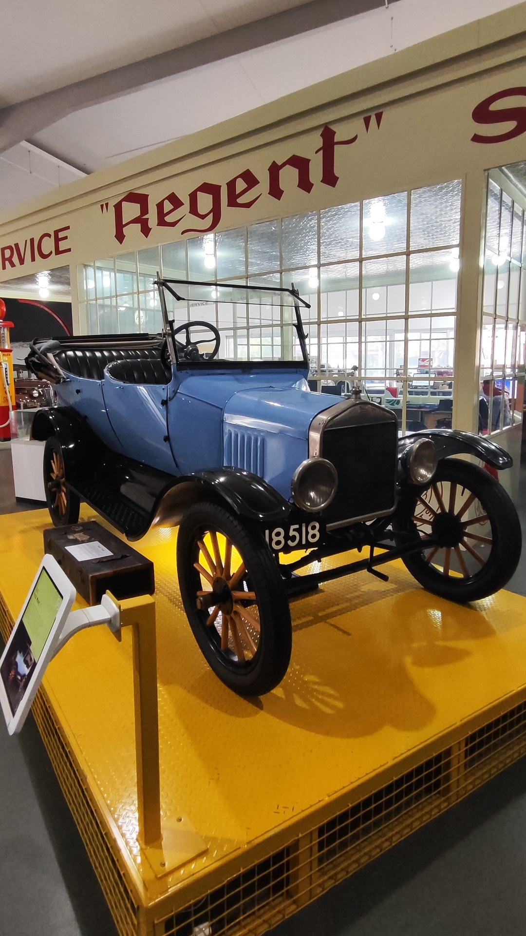 National Motor Museum, Birdwood. Part 4 of 18.

2008 Bugatti Veyron EB 16.4
1963 JAGUAR 'E'-Type G.T.
1922 Ford Model T
