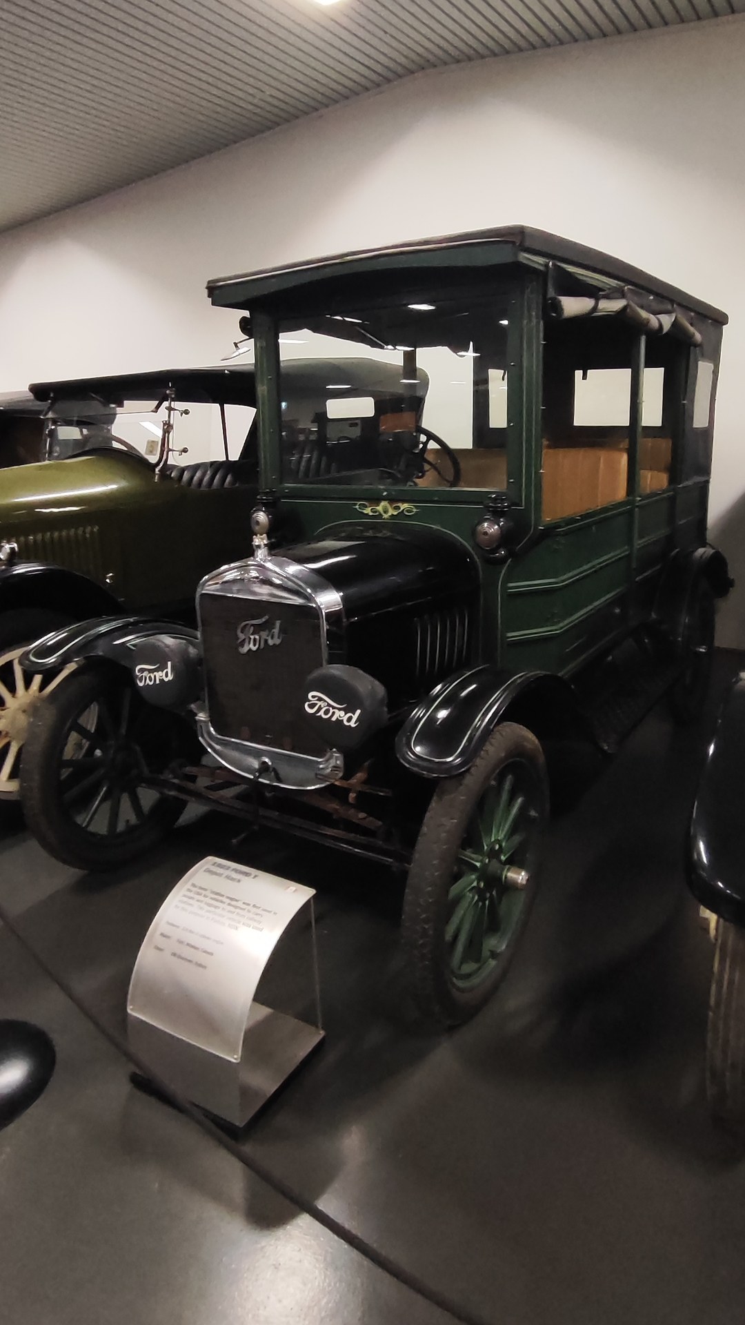 National Motor Museum, Birdwood. Part 12 of 18.

International Harvester C-30
1926 Garford double decker motorbus
1928 C