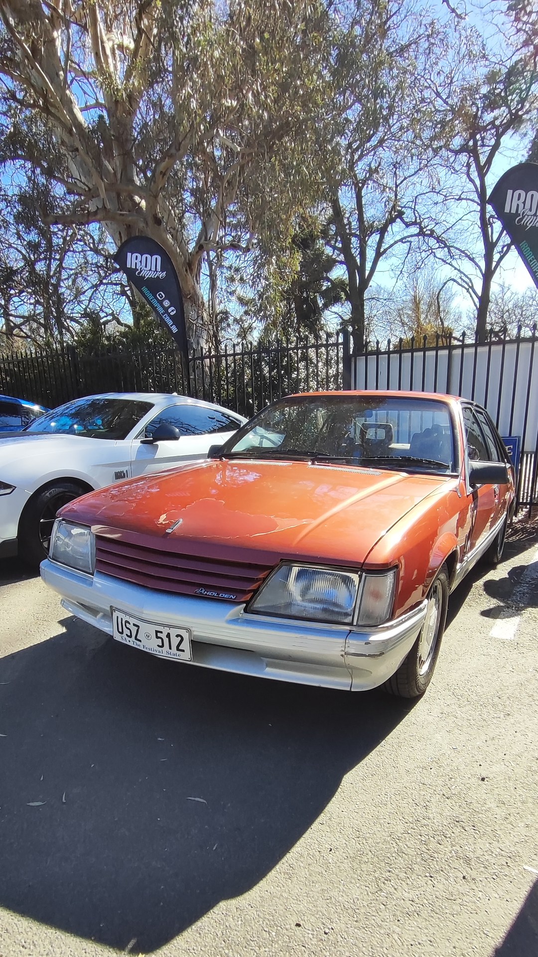 Adelaide Hills COFFEE RUN! Gumeracha, part 34 of 38.
Orange red Holden Commodore VK · USZ512
White Ford Mustang S550 ·
