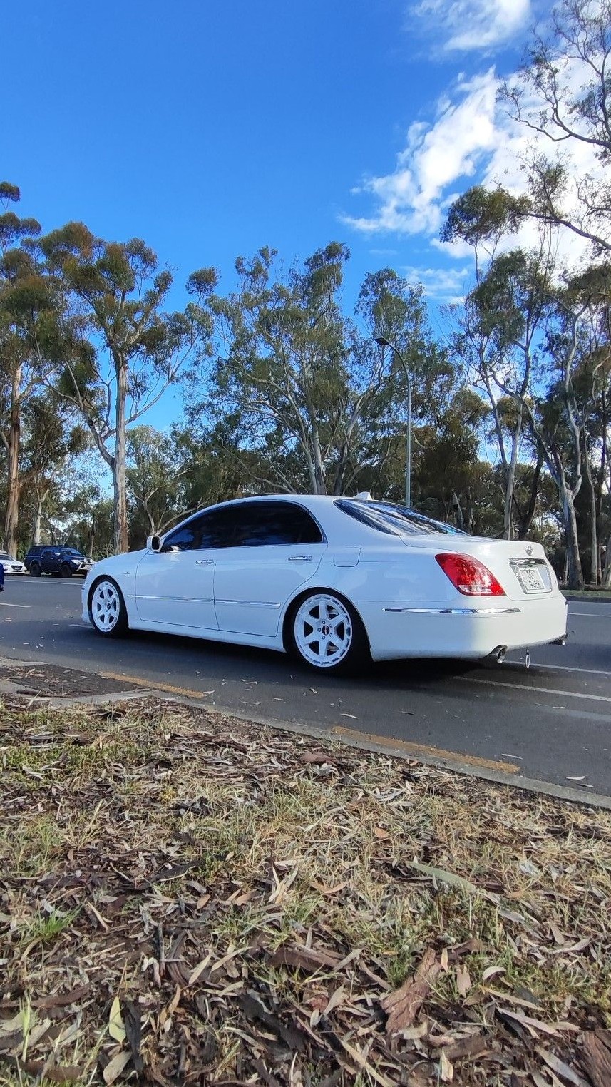 Toyota Crown Majesta S180