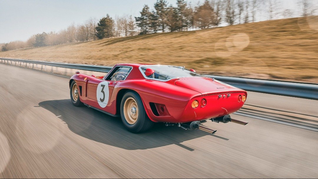It utilized a hand-hammered, ultra-low aluminum body designed by Giorgetto Giugiaro at Bertone, wrapped around a 400+ hp