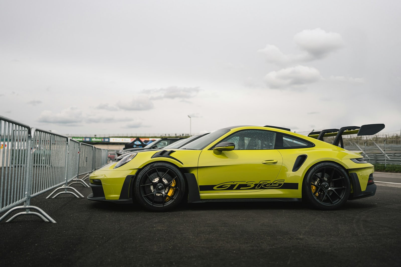 The standard 992 GT3 RS went round the 20.832km @Nürburgring Nordschleife#pages/nurburgring-nordschleife in an official