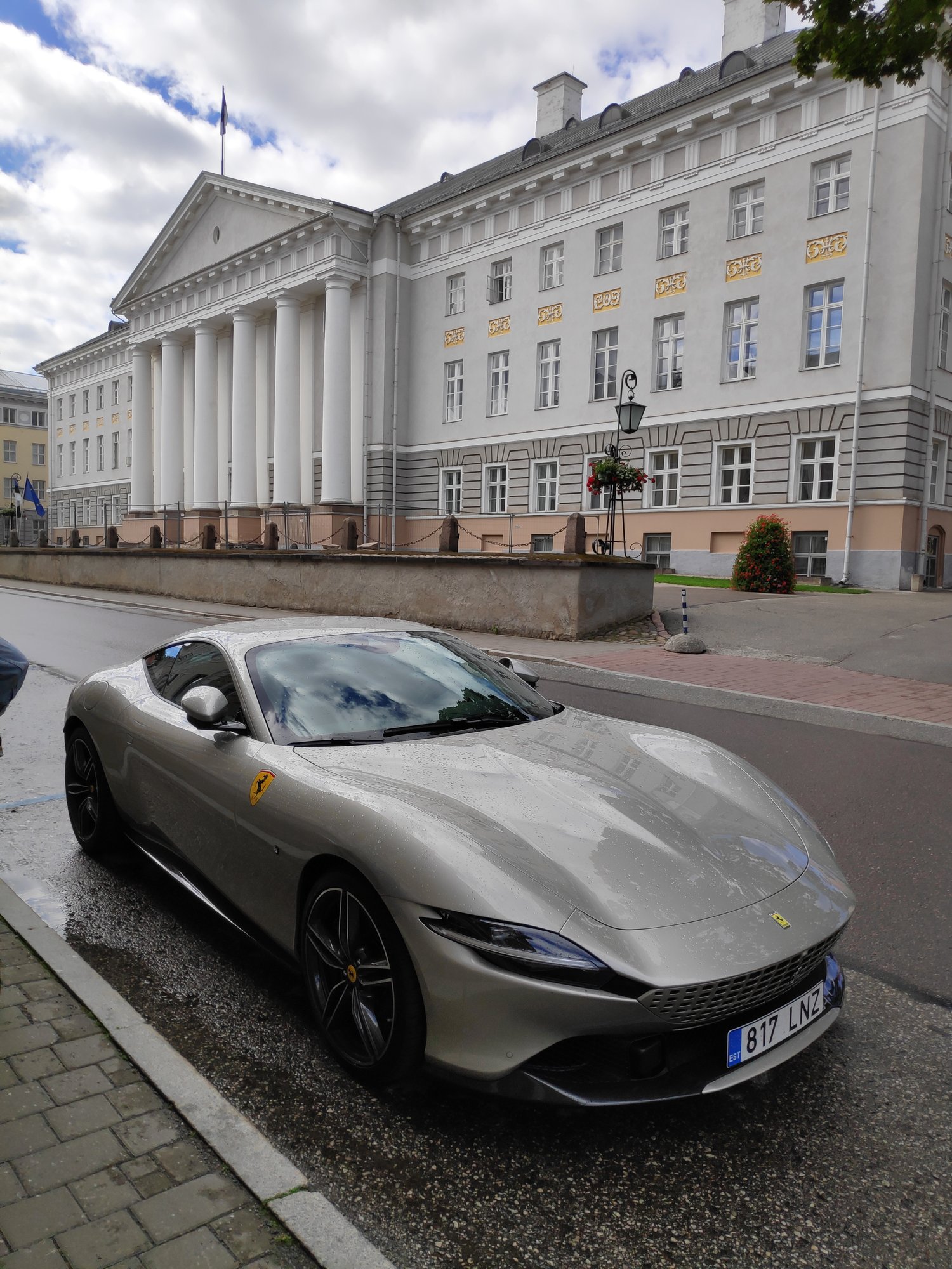 Gorgeous Ferrari with the beautiful #estonian backdrop.