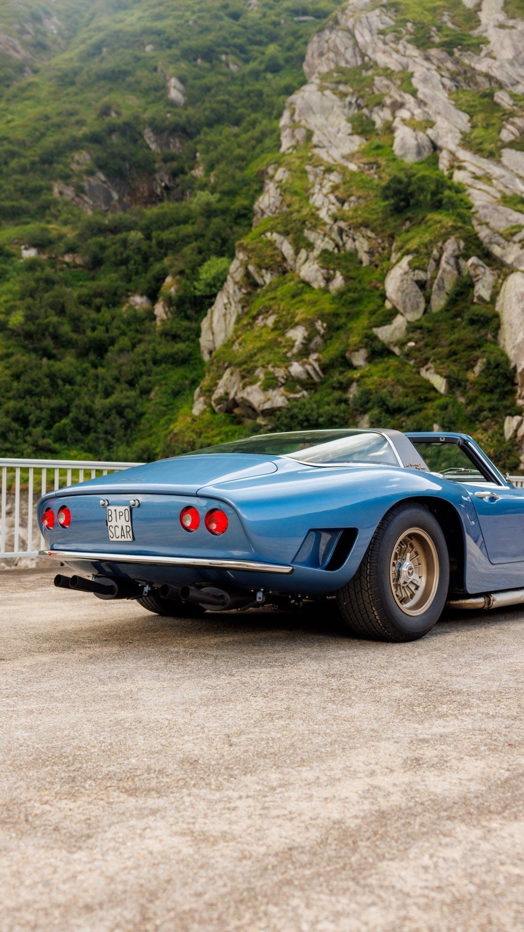 Single-Piece Carbon Body: Unlike the hand-hammered aluminum or fiberglass bodies of the original 1960s 5300 models, the 