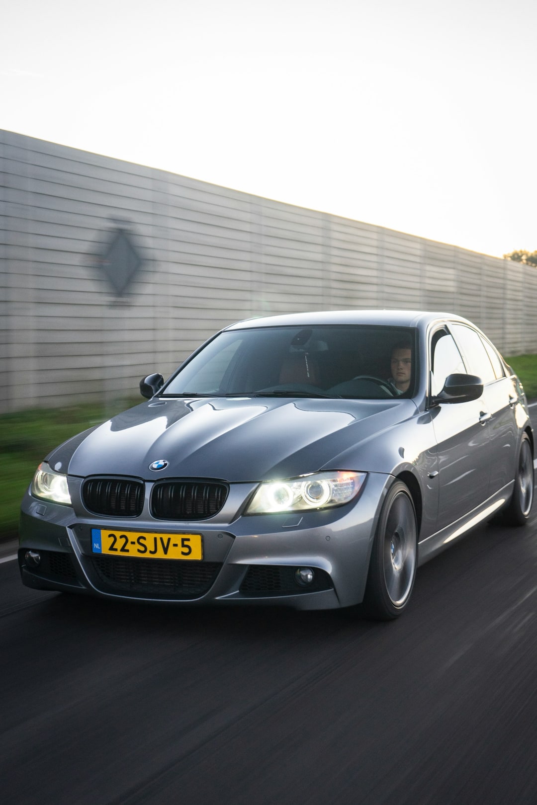 caught this one rolling at last light. facelift e90, m sport bumper, black grilles, otherwise completely plain. the ones