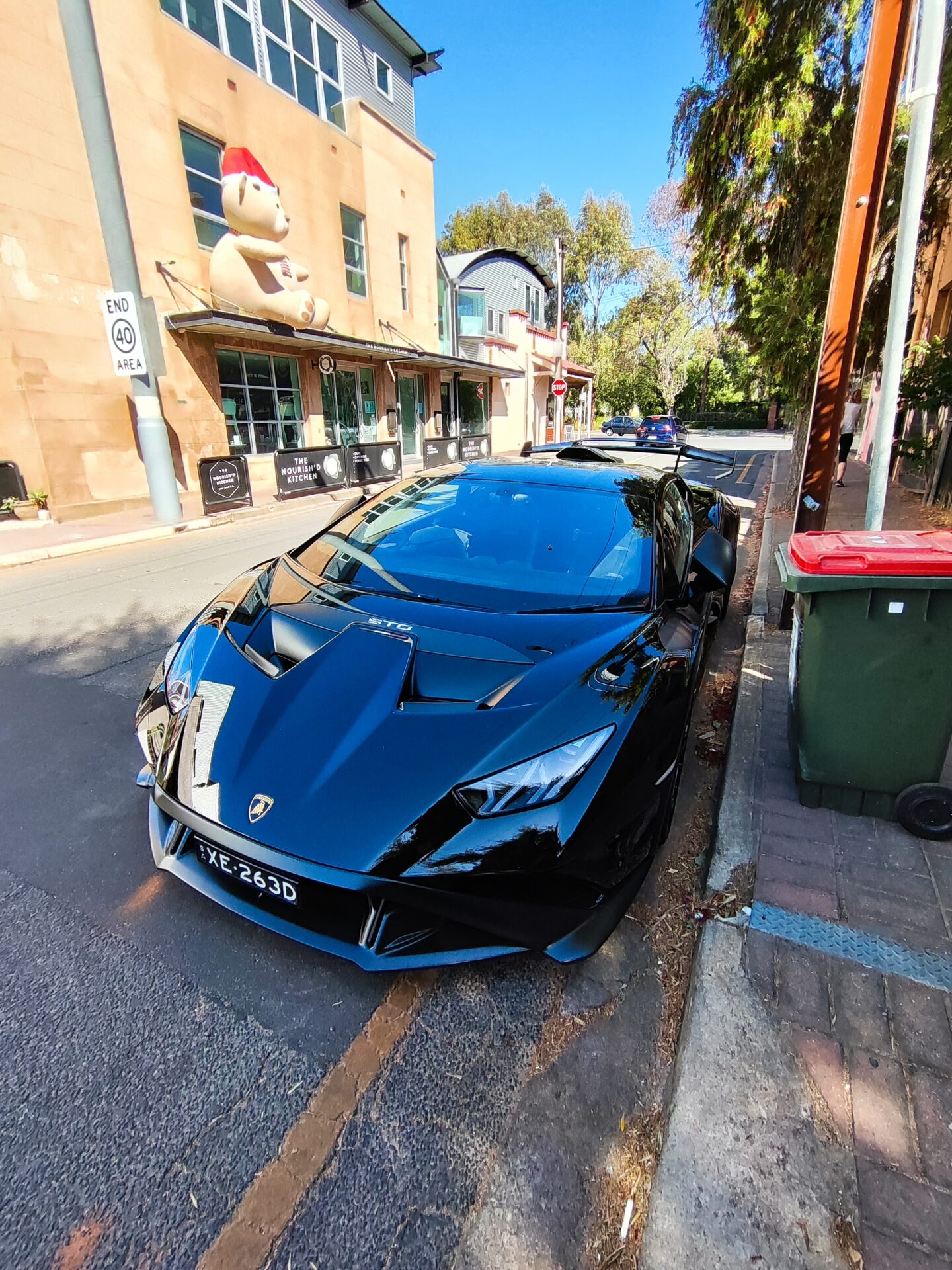 Wild 800k+ Lamborghini Huracan just chilling on a back street.