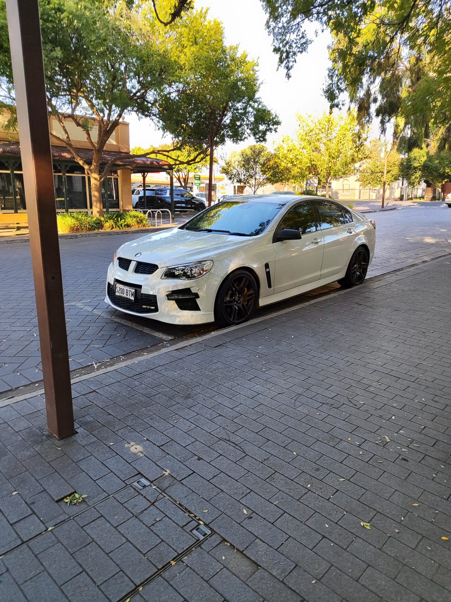 On my way to get pizza and stumble across one of my favourite Aussies. Holden Commodore VF