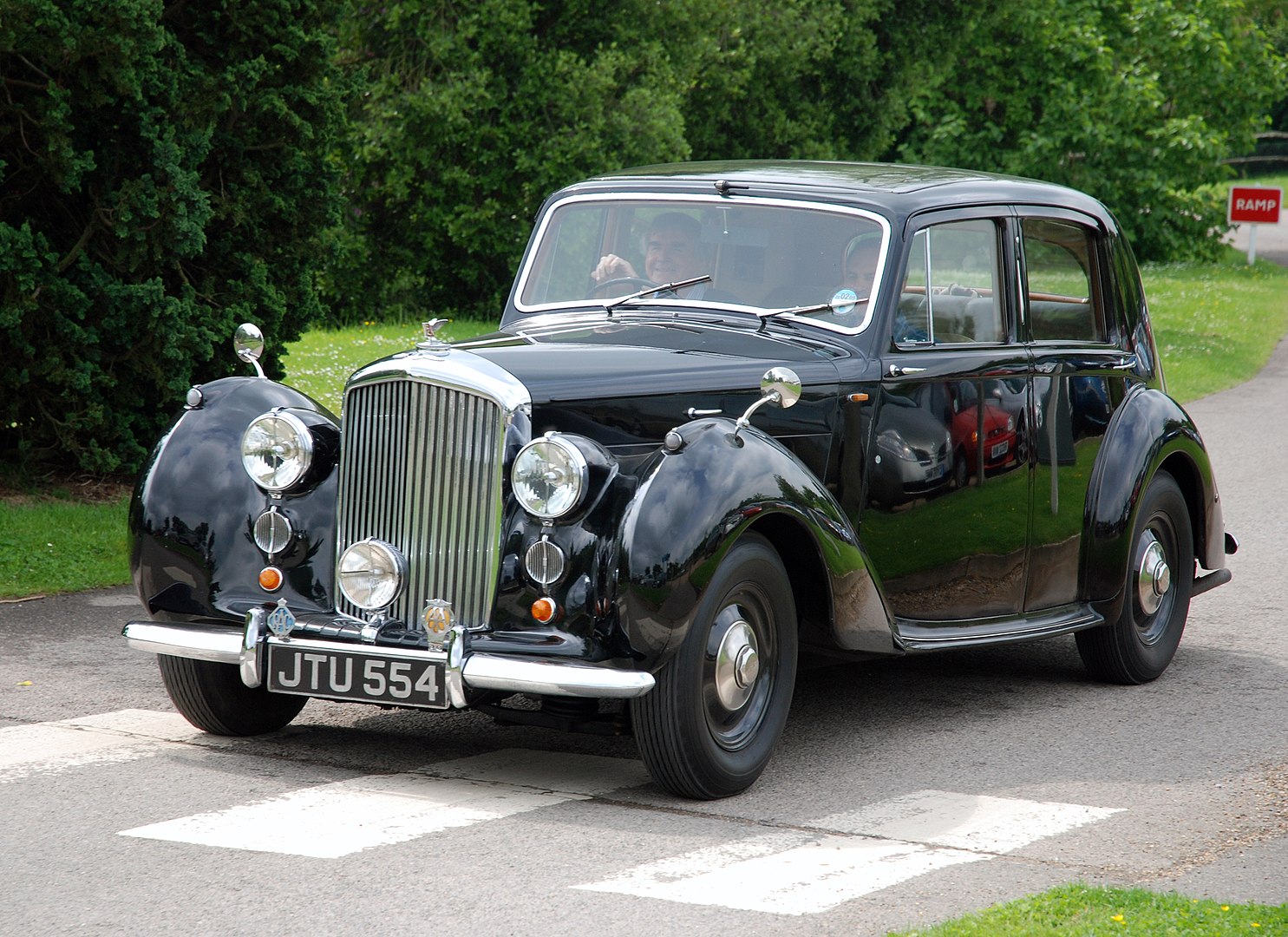 By allen watkin from London, UK - Bentley, CC BY-SA 2.0, https://commons.wikimedia.org/w/index.php?curid=32039597