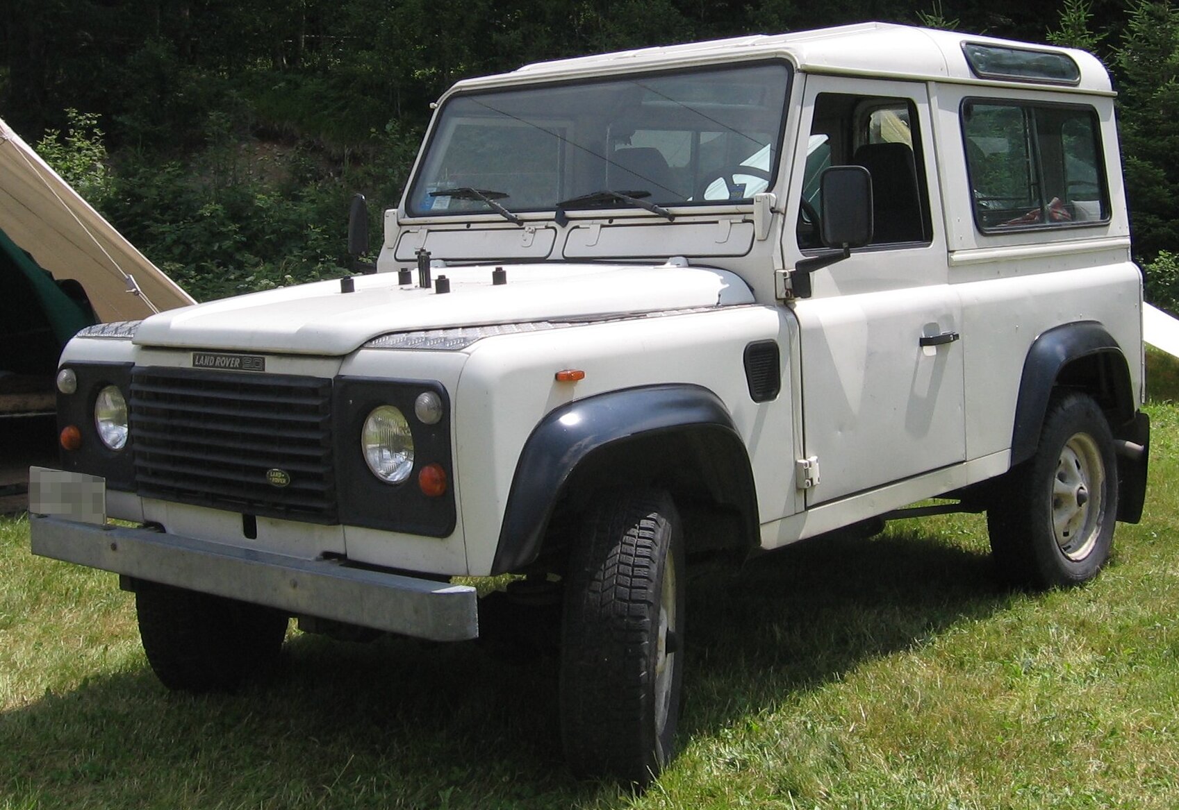 Ultimate Agility Off-Road: The Defender 90's shorter wheelbase, compared to the 110 or 130, gives it superior break-over