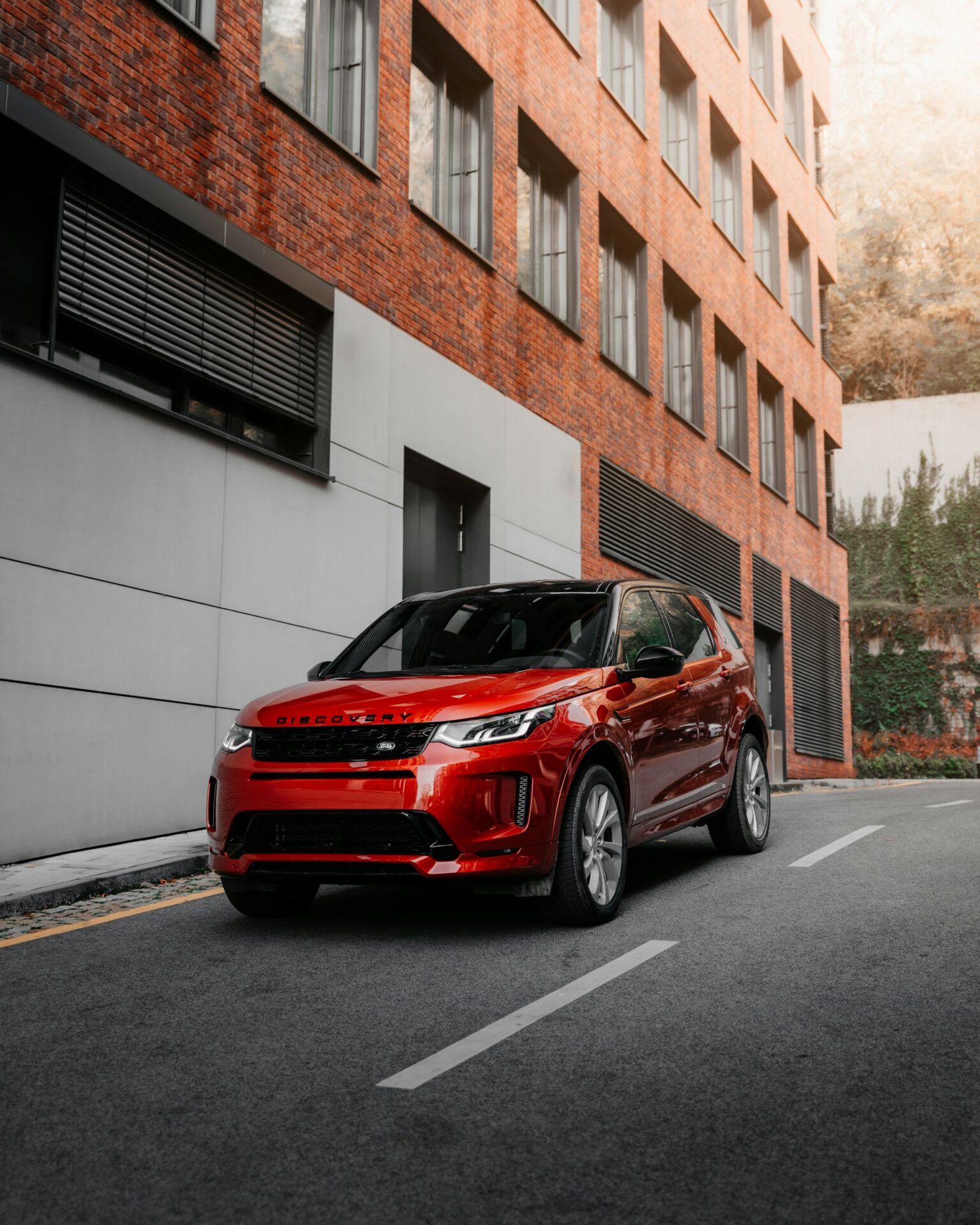 Impressive Wading Depth for a Compact SUV: Despite its compact size, the Discovery Sport boasts a class-leading wading d
