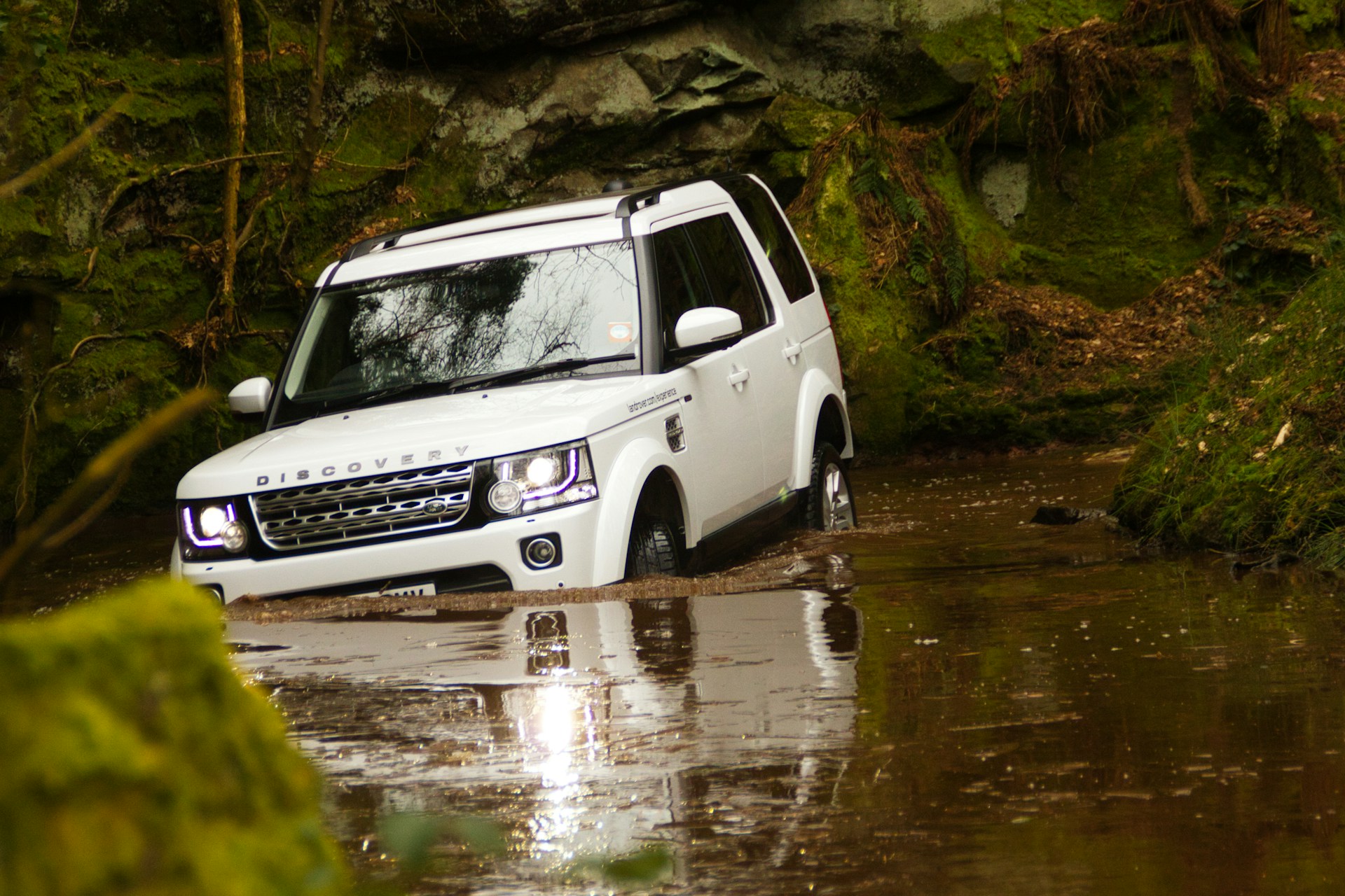 The Discovery 4 heavily featured the potent 3.0-liter TDV6 and SDV6 diesel engines, which delivered a remarkable combina