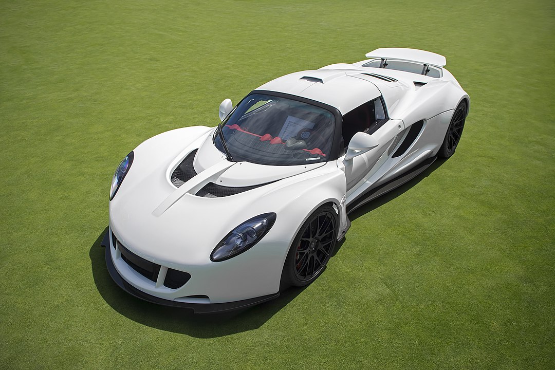 It uniquely combined a heavily modified Lotus Elise/Exige chassis (retaining key components like the roof, doors, and wi