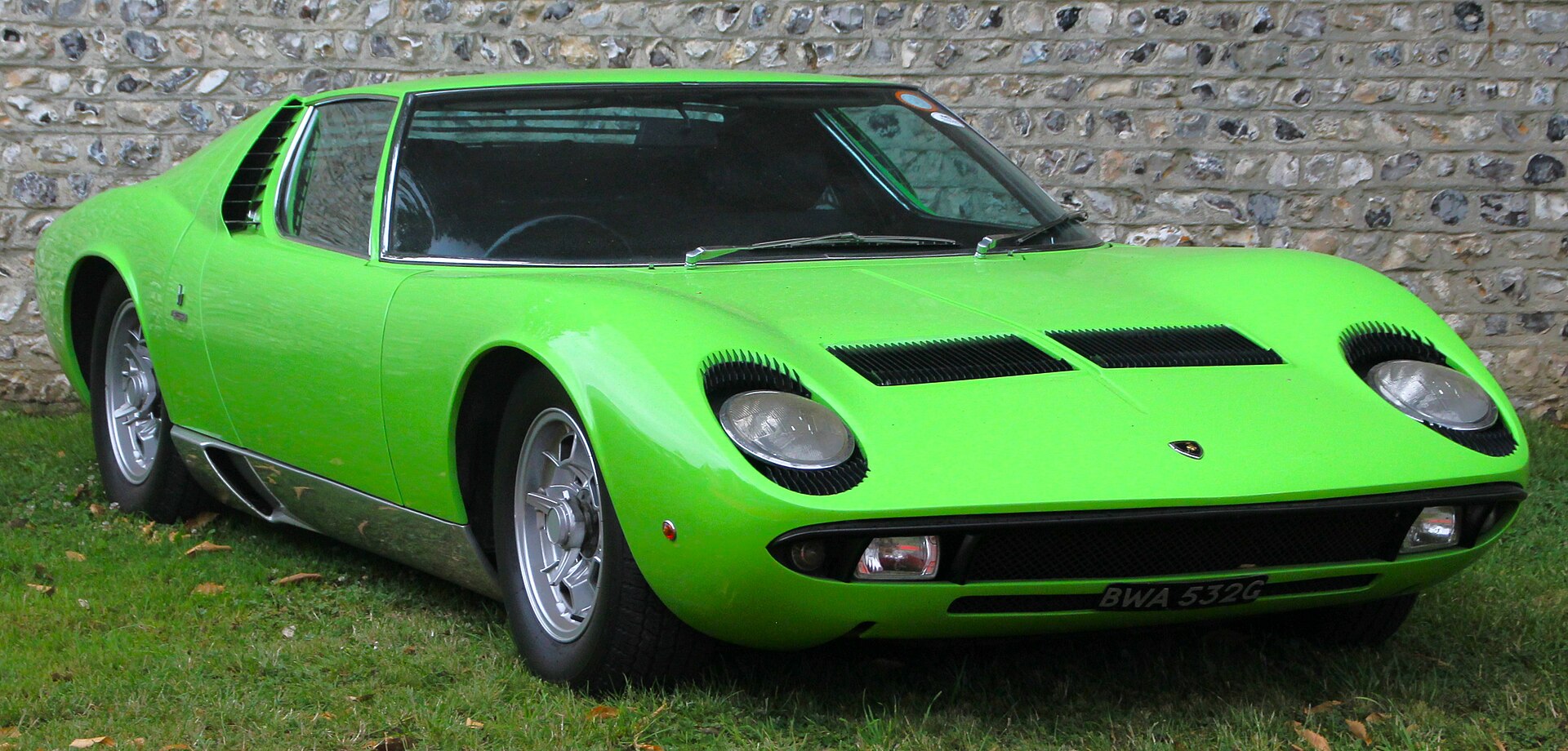 The Lamborghini Miura P400 S received a power bump from the original P400, increasing from 350 hp to 370 hp, achieved th