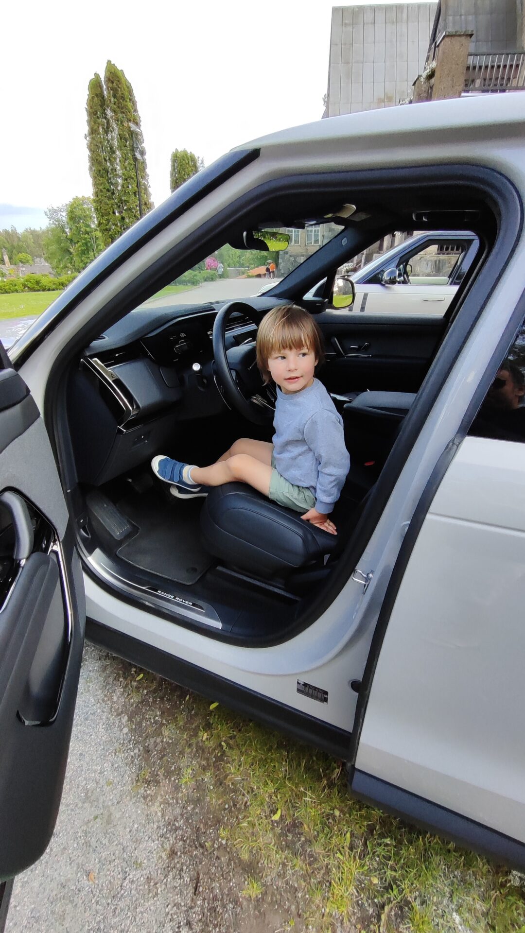 @Aksel checking out the new Land Rover Range Rover Sport