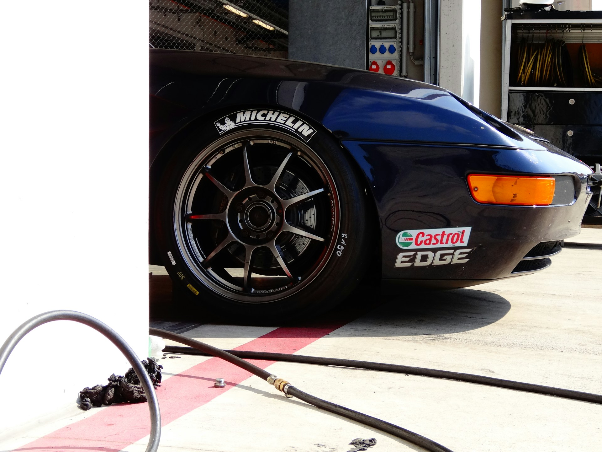 Despite its strong resemblance to the Porsche 944, Porsche claimed that over 80% of the Porsche 968's components were ne