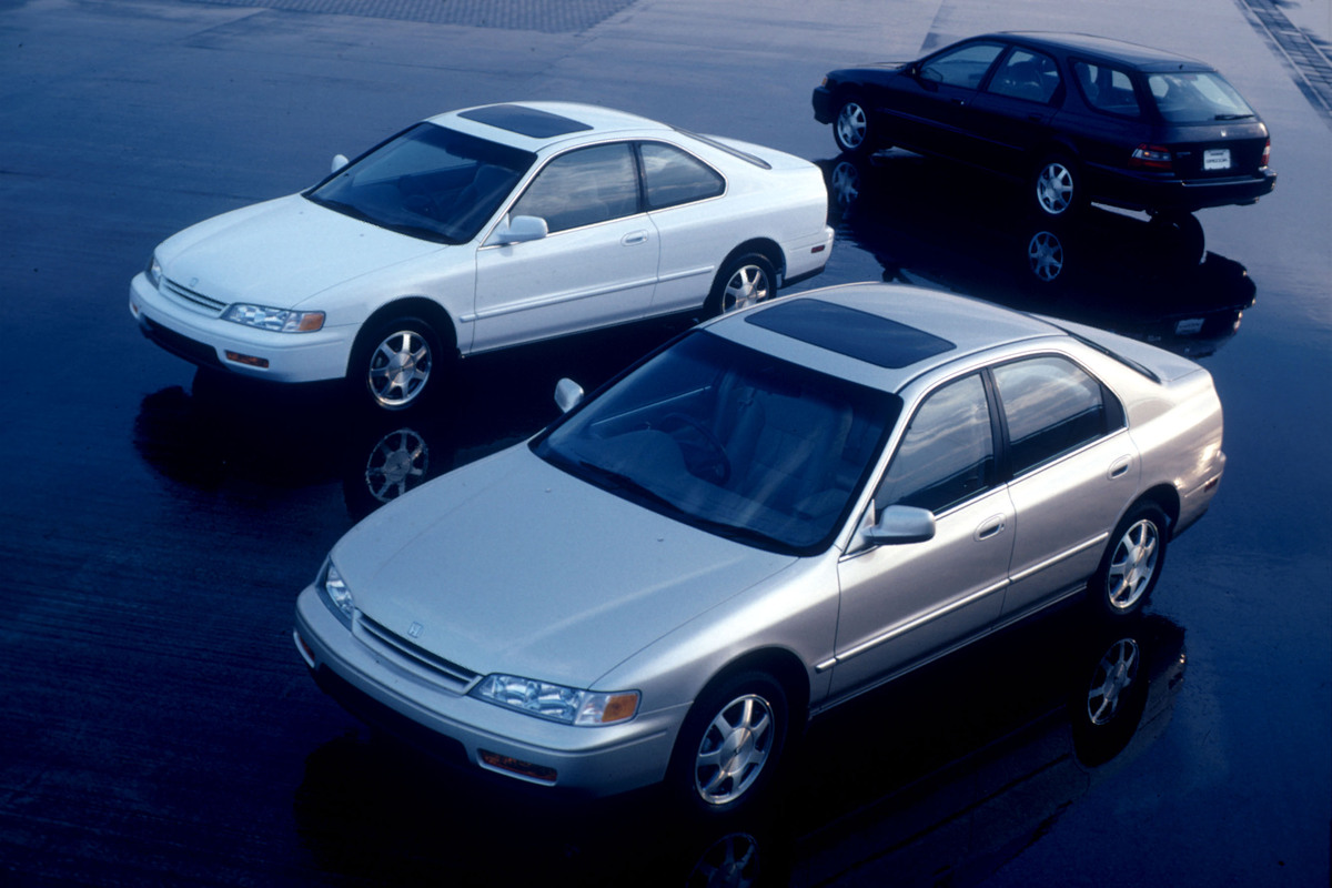 For the first time in a North American Accord, a V6 engine option became available in 1995. This 2.7-liter V6, derived f