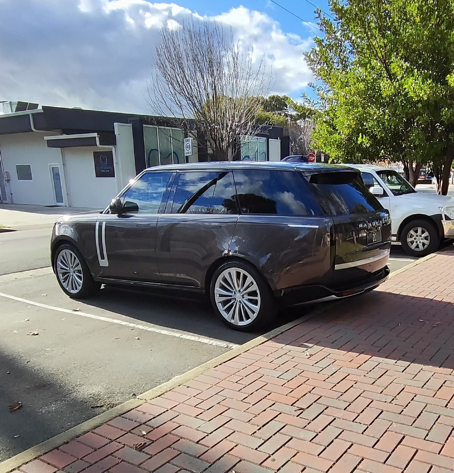 Dam I love the new Land Rover Range Rover L460 such a baller looking car. #baller