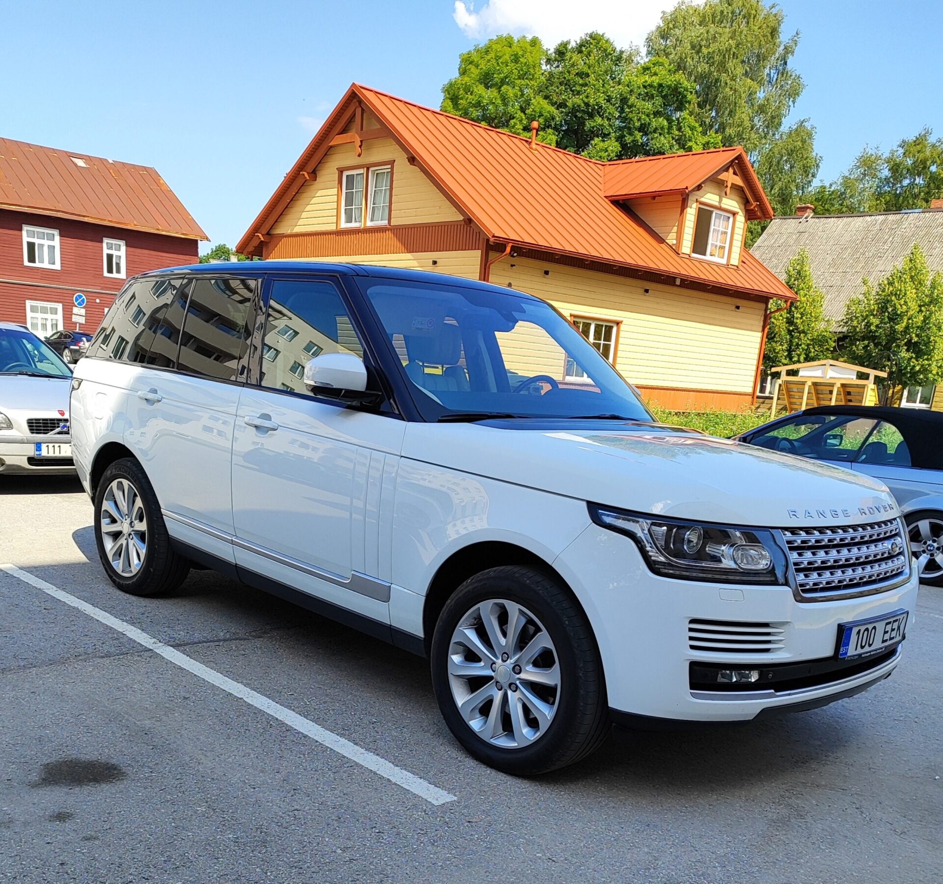 Love this Land Rover does anyone know what type/ year Range Rover it is?